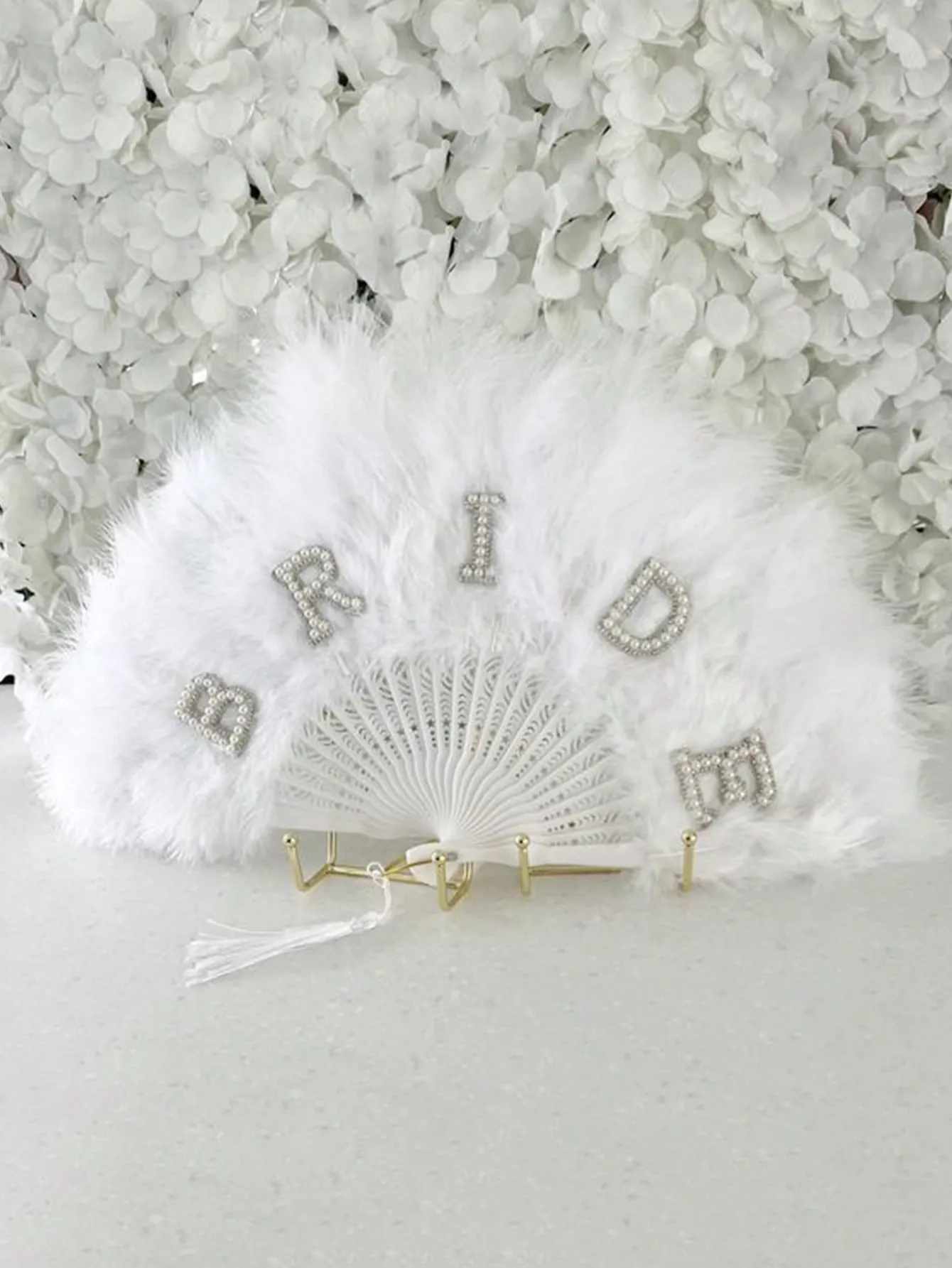 1pc White Feather Folding Hand Fan, Bride Hand Fan, Faux Pearl Decorated 'Bride' Alphabet Hand Fan For Bridal Shower Decor, Bachelorette Party, Wedding Photography Prop