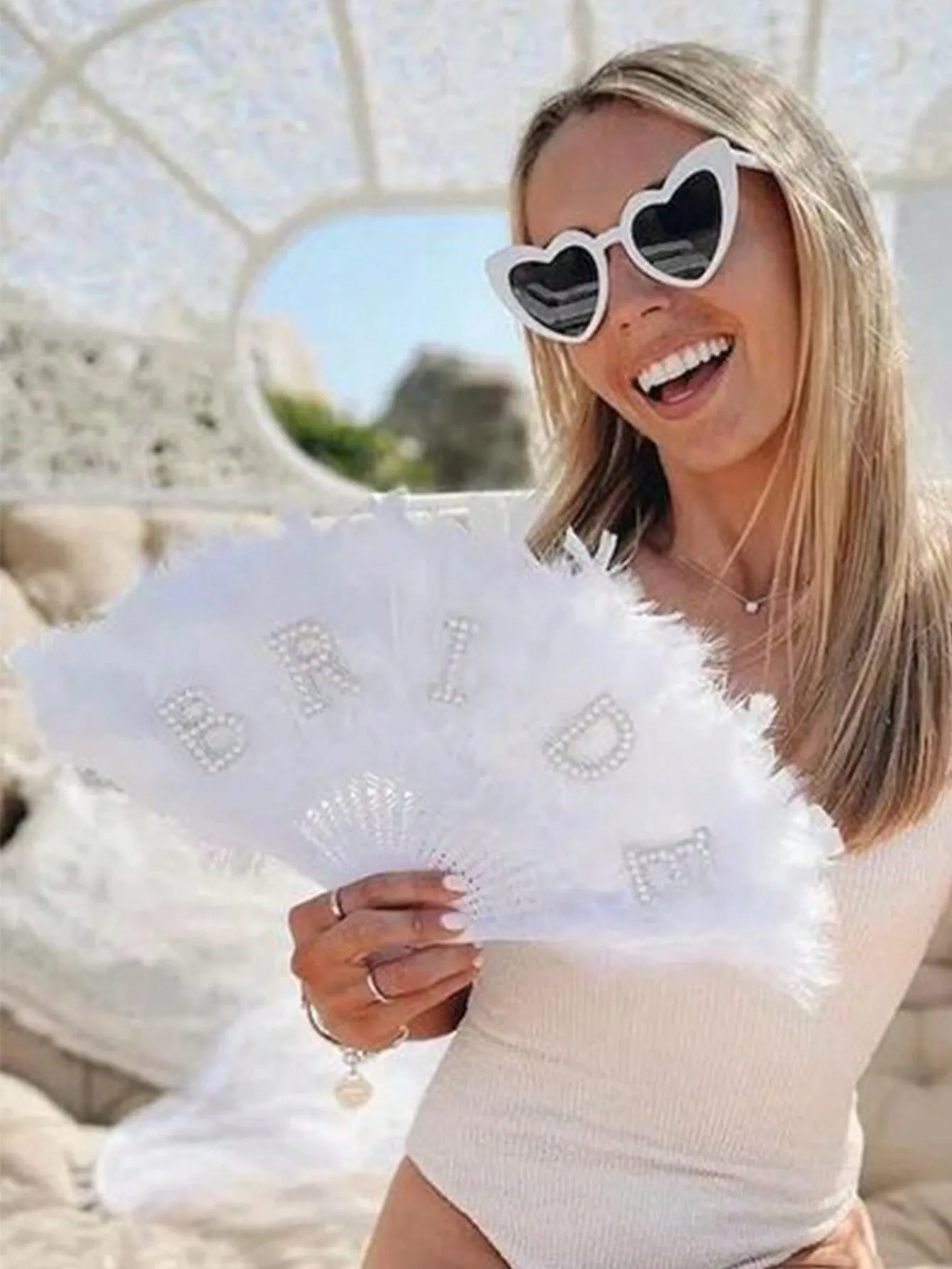 1pc White Feather Folding Hand Fan, Bride Hand Fan, Faux Pearl Decorated 'Bride' Alphabet Hand Fan For Bridal Shower Decor, Bachelorette Party, Wedding Photography Prop