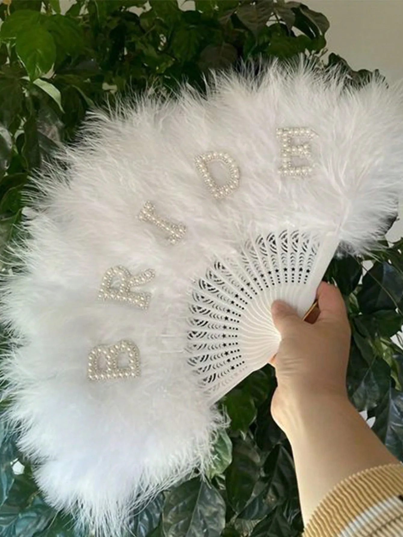 1pc White Feather Folding Hand Fan, Bride Hand Fan, Faux Pearl Decorated 'Bride' Alphabet Hand Fan For Bridal Shower Decor, Bachelorette Party, Wedding Photography Prop