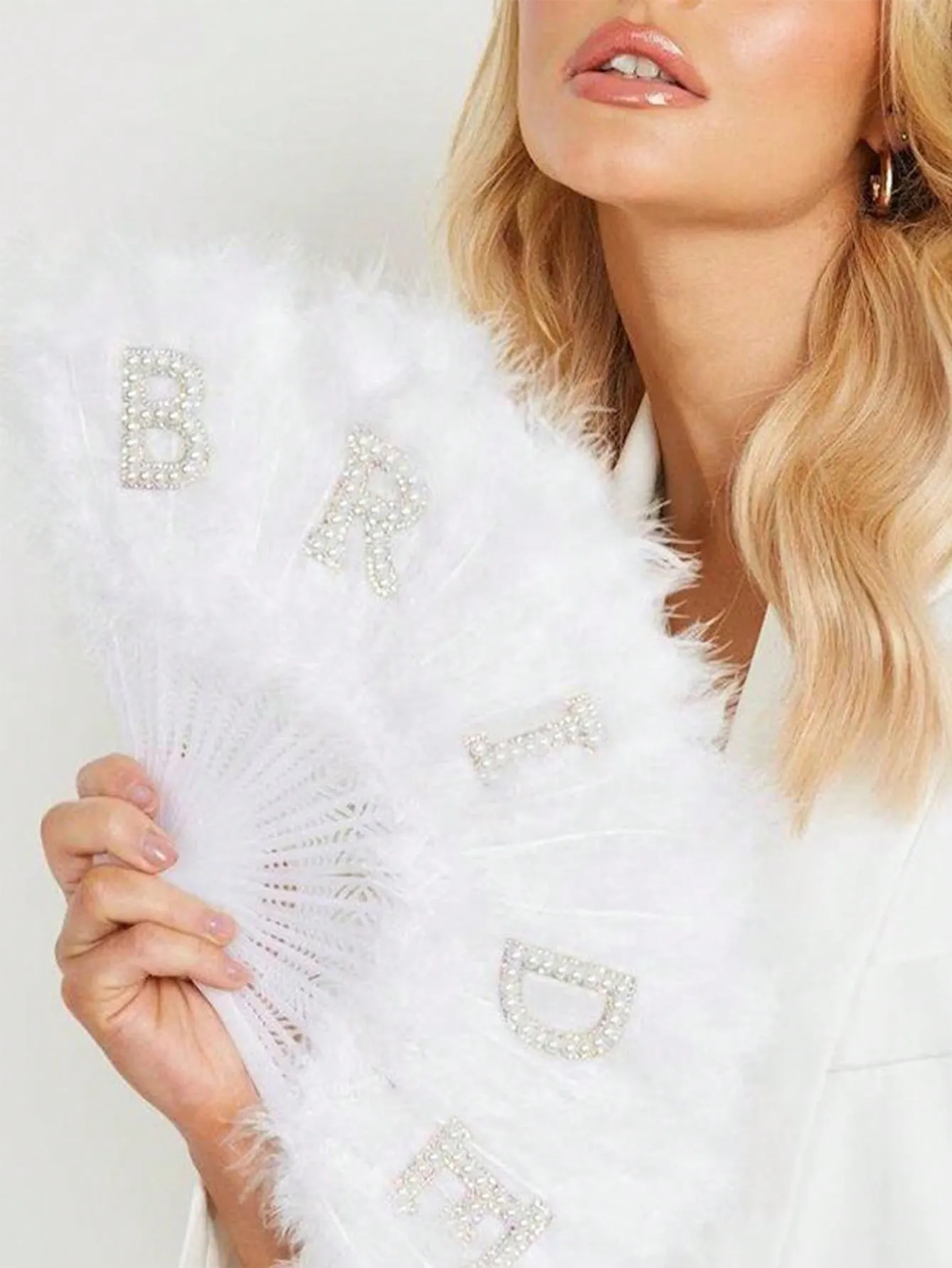 1pc White Feather Folding Hand Fan, Bride Hand Fan, Faux Pearl Decorated 'Bride' Alphabet Hand Fan For Bridal Shower Decor, Bachelorette Party, Wedding Photography Prop